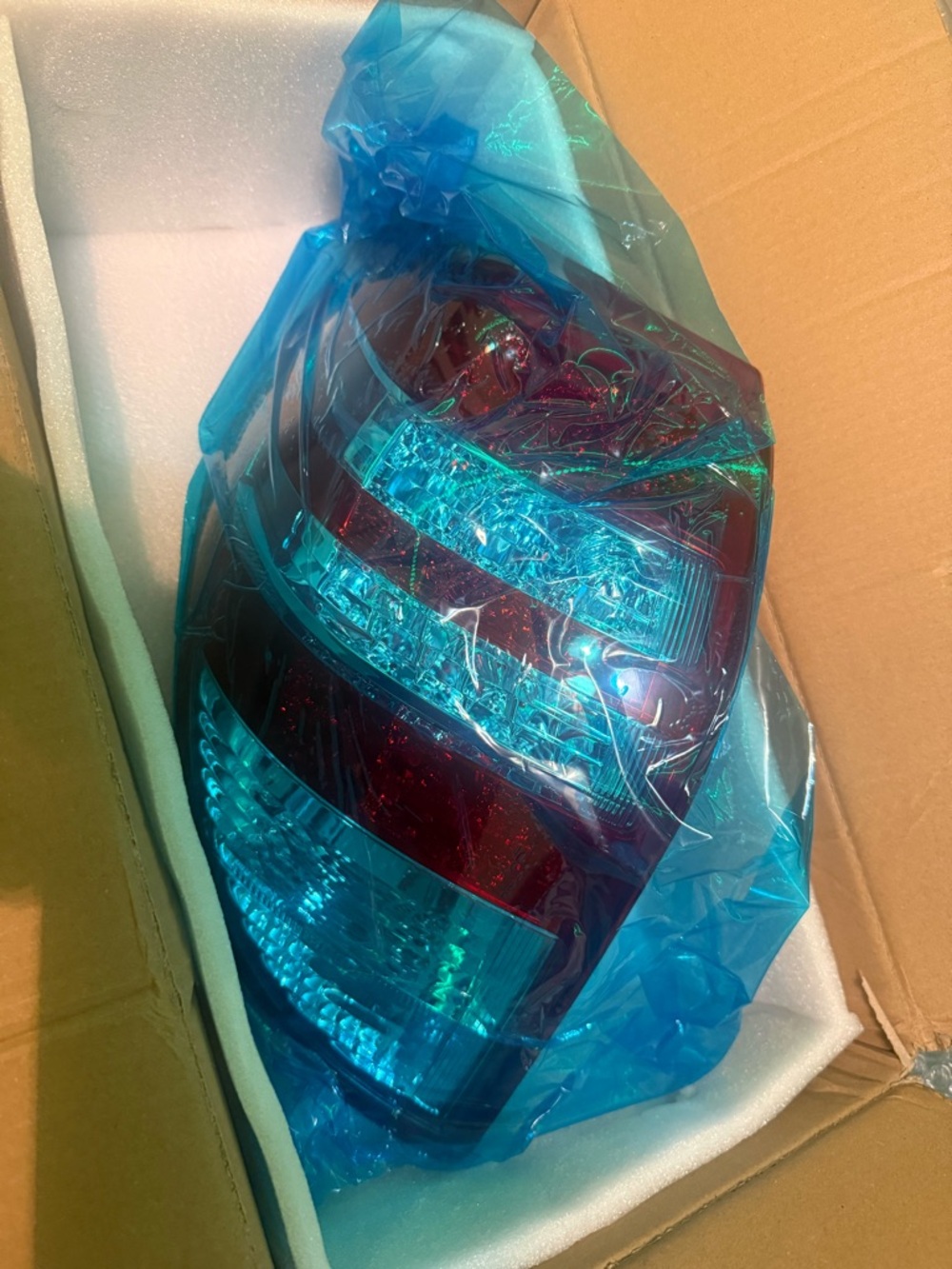 WFlnhb Left Side Rear Tail Light Assembly - Red - Picture 2 of 6